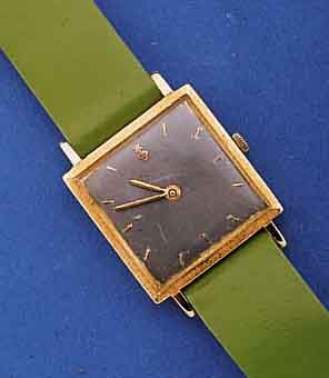 CORUM DAMENGOLDUHR, SCHWEIZ UM 1972, GG 750/ 000, KARREFORM, MAßE Ü. FLÄCHE CA. 21X21 MM, BOD. AUFGEDR., LEDERBD. M. ORIG. CORUM-STIFT- ...