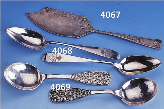 2 BRANNTWEINLÖFFEL, NORWEGEN UM 1930, 830ER SILBER, REINE SCHMIEDEARBEIT, HAMMER- SCHLAGVERZIERUNG, GRIFFENDEN MIT ERHABENEM, NAHEZU VOLLPLAST., ...