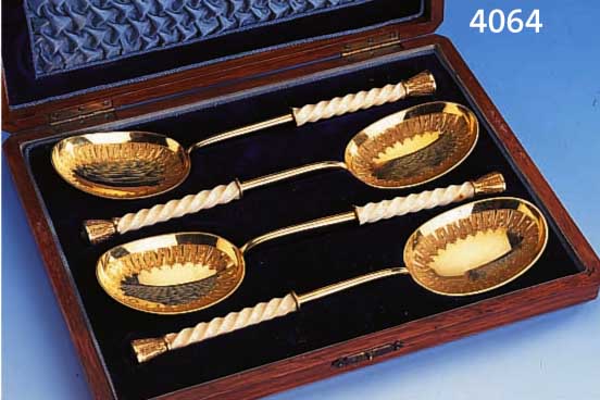 4 BRANNTWEINLÖFFEL, ENGLAND UM 1900, METALL VERSILBERT, ENDEN UND KUHLEN ZISEL. U. GUILLOCHIERT, GRIFFE MITTIG MIT GEDRECHSELTEM ELFENBEIN, L. ...
