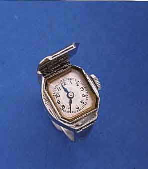 RINGUHR, FRANKREICH UM 1938, WG 750/000, BER., RINGGR. 59, ZUR ZEITABNAHME SCHUTZKAPPE AUFKLAPPBAR, VERSCHLUNGENES SCHMUCKMONOGRAM SA, 2-FARBIG ...