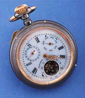 OFFENE HERRENTASCHENUHR M. VOLLKALENDER AUßER MONATSANZEIGE, STAHL RHOD., SCHWEIZ UM 1910, EMAILBL. FEINHAARRISSIG, PATENTIERTE ZEIGERSTELLUNG ...