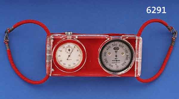 MESSUHRSET FÜR FALLSCHIRMSPRINGER, SOWJET- UNION UM 1980, 1X HÖHENMESSER, 1X STOPPUHR M. 30ER TEILUNG, ACRYLGEH., GUMMIBÄNDER UM AM OVERALL ZU ...