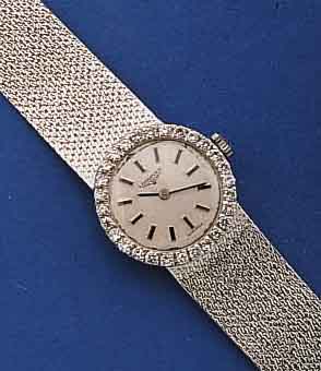 LONGINES DAMENGOLDBANDUHR, SCHWEIZ UM 1970, NEUTR. WG 750/000-GEH. INCL. WG-BAND RHOD., LÜNETTE M. 28 DIAMANTEN ZUS. CA. 0,38 CT, RUNDANKERW., 17 ...