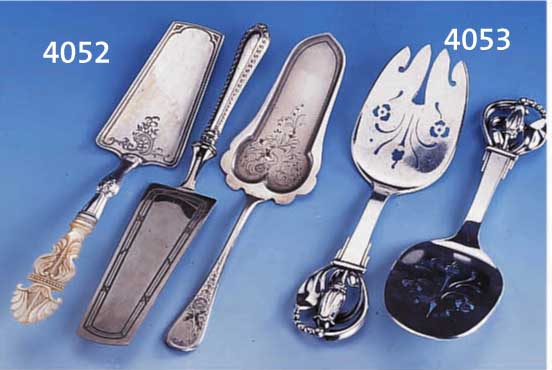 KONV. 3 TORTENHEBER, 1X MIT PERLMUTTGRIFF GESCHNITZT, VORNE SILBER ZISELIERT, UM 1835; 1 X UM 1890, KOCH UND BERGFELD BREMEN, ZISEL. PUNZIERT, ...