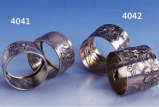 PAAR SERVIETTENRINGE, DEUTSCH UM 1900, FÜR ÖSTERREICH, 800ER SILBER, DARST. VON WILDRO- SEN, ERHABENES RELIEF, INNENVERGOLDET, D. CA. 4 CM, B. ...