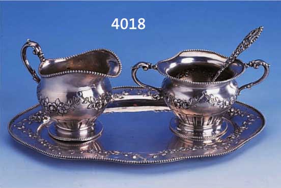 SAHNEGIEßER, ZUCKERSCHALE AUF TABLETT, DEUTSCH UM 1910, ROKOKOSTIL, 800ER SILBER, MEISTER- MARKE SÖHNLEIN UND SÖHNE, HANAU, Z.T. TREIBARBEIT, ...