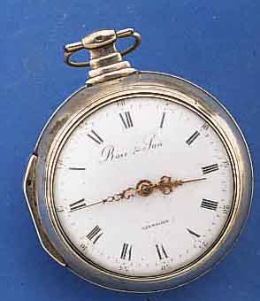 ROSE & SON LONDON SPINDELHERRENTASCHENUHR MIT ÜBERGEHÄUSE IN SILBER, ENGLAND UM 1815, AUßENGEH. ALTERSBED. L. RISSIG, GEW. EMAILBL. SIGN., FEIN ...