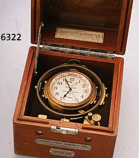 HAMILTON SCHIFFSCHRONOMETER, USA UM 1941, 3-TEIL. HOLZKASTEN, MASSIV MESSINGGEH. KARD. AUFGEH., VERS. BLATT, GEBL. STAHLZEIGER, AUF-AB-ANZ., 48 ...