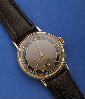 OMEGA HERRENARMBANDUHR, SCHWEIZ UM 1943, NEUTR. GG 585/000-GEH. ZEITIDENT., BODEN U. GLASR. GEDR., 2-FARB. ORIG.-BLATT, LEDERB. NEU, 15 ST., ...