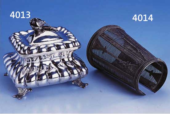 ZUCKERDOSE BZW. DECKELDOSE, RUMÄNIEN UM 1910, 800ER SILBER, INNENVERGOLDUNG, REINE TREIBARBEIT, AUFGELEGTE BLÜTENKNOSPE, DECKEL MIT SCHARNIER, ...