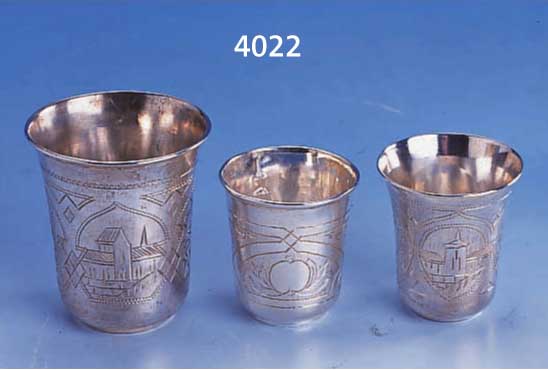3 WODKABECHER, RUßLAND UM 1870-1900, 84ER SILBER, GRAV. MIT LANDSCHAFTEN BZW. FLORAL, H CA. 4.5 BZW. 6 CM