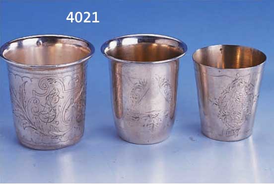 3 WODKABECHER, RUßLAND UM 1900, 84ER SILBER, REICH GRAV., Z.T. BES.-MONOGR., VERSCH. GRÖßEN V. 6 BIS 7 CM