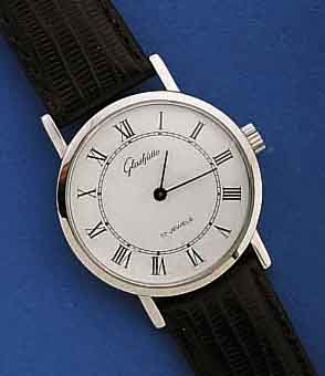 GLASHÜTTE HERRENARMBANDUHR, DEUTSCHLAND UM 1984, METALL VERCHR., EDELST.-BODEN GEDR., EMAILFARB. KONTRASTZIFFERBL., FORMANKERW., KAL. 09-20, 17 ...