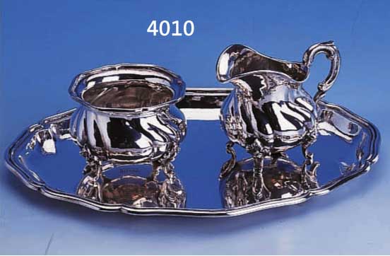 SAHNEGIEßER/ZUCKERSCHALE AUF TABLETT, 925ER SILBER, DEUTSCH CA. 30ER JAHRE, MEISTERMAR- KE HB UNGED., CA. 465 G, BAROCKSTIL, AUF 4 VERZIERTEN ...
