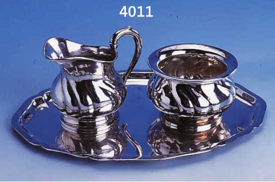 SAHNEGIEßER/ZUCKERSCHALE AUF TABLETT, 925ER SILBER, DEUTSCH CA. 30ER JAHRE, MEISTERMAR- KE HB UNGED., CA. 320 G, BAROCKSTIL, TABLETT CA. 22.05 X ...