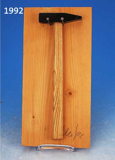 UECKER, GÜNTHER, GEB. 1930, MULTIPLE, HAMMER AUF HOLZPLATTE MONTIERT, HANDSIGNIERT, CA. 34 X 17 CM