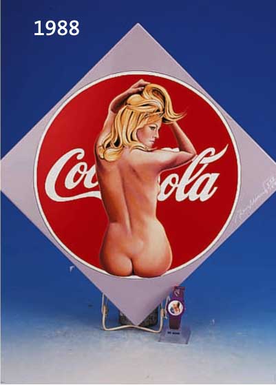 RAMOS, MEL, GEB. 1935, ZWEI OBJEKTE: 1 X COCA-COLA, EMAIL AUF METALL, HANDSIGN. UND NUM. 258/1000, CA. 40 X 40 CM, DAZU ARMBANDUHR, KUNSTSTOFF MIT ...