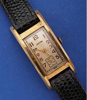 CROTON HERRENARMBANDUHR, SCHWEIZ F. D. US- MARKT UM 1949, GEZOGENE RECT.-FORM IN SICH GEWÖLBT, MAßE CA. 43 X 20 MM, BOD. AUFGEDR., NUTZSP. ...