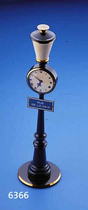 LE COULTRE TISCHSTILUHR IN FORM EINER STRAßEN- LATERNE DER RUE DE LA PAYE IN PARIS, MASS. MESSING SCHWARZ LACKIERT, SCHWEIZ UM 1957, BOD.NR. 397, ...