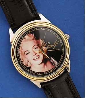MARYLIN MONROE MEMORYWATCH, LIM. AUFLAGE VON 15000 STÜCK, HIER NR. 8675, AUF ZIFFERBL. AB- BILD DER SCHAUSPIELERIN, METALLGEH. VERCHR., BOMB. ...