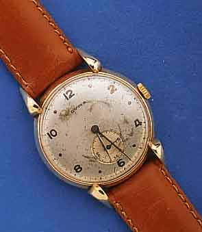 CYMA HERRENARMBANDUHR, SCHWEIZ UM 1942, GG 750/000, RUNDFORMBOD. AUFGEDR., D. CA. 34 MM, AUFWEND. TROPFENFÖRM. BANDANST., VERS. ORIG. BL. ...