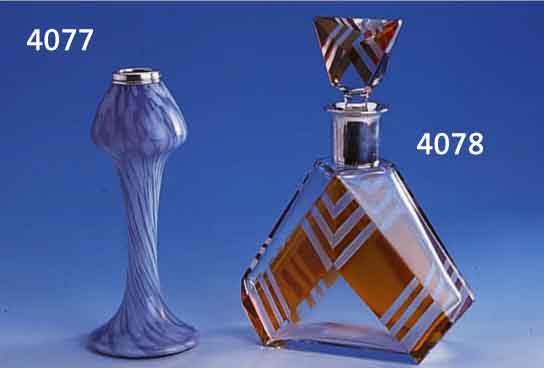 ZIERVASE, MONTIERUNG LONDON 1906, 925ER SILBER, GLAS ÖSTERREICH UM 1900/05, SCHICHTGLAS EINGEKÄMMTE GLASSTREIFEN, Z.T. AUSGEZOGEN, IN SICH ...