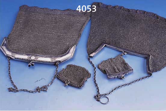KONVOLUT 2 ABENDTASCHEN UND 2 GELDTÄSCHCHEN, 1 X ENGLAND 20ER JAHRE, SILBER, CA. 19 X 16 CM, 1 X VERSILBERT, UM 1900, CA. 18 X 17 CM, 2 X 800ER ...