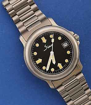 SINN HERRENARMBANDUHR TITAN, INCL. TITANBD., SCHWEIZ UM 1993, UNGETR. LAGERWARE, ORIG. ETUI , HERKUNFTSNACHWEIS, DEMNACH VON 1993, SAPHIR- FLACHGL., ...