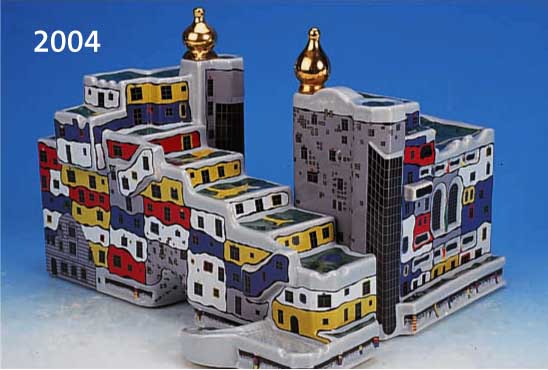 DAS HAUS DES HUNDERTWASSER, PORZELLAN, BUNT BEMALT, SIGNIERT UND NUM. 658/2000, HERGESTELLT IN DER PORZELLANMANUFAKTUR VIENNA COLLECTION, IN ORIG. ...