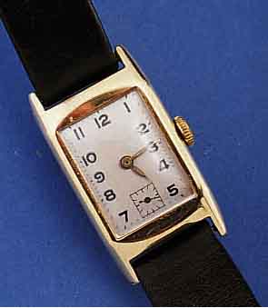 ARMBANDUHR, SCHWEIZ UM 1938, FÜR DEN DEUT. MARKT, GG 585/000, RECT.-FORM, SCHARNIERBOD. IN SICH LT. GEW., BL. REST., FORMANKERWERK V. FEF, 15 ...