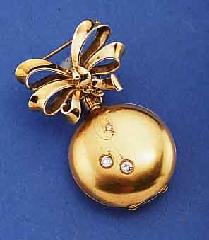 DAMENTASCHENUHR AN BROSCHE, SCHWEIZ FÜR DEN DEUTSCHEN MARKT UM 1908, GG 585/000, LINSEN- FORM, SAT., SPRUNGDECKEL JUGENDSTIL M. ALT- SCHL., ...