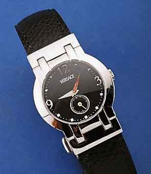 VERSACE DAMENDESIGNERARMBANDUHR, EDELST. POL., BEWEGL. BANDANST., LEDERB., UNSICHTB. EDELST.-FALTSCHL., BOMB. SAPHIRGL., HIGH-TECH- QUARTZW. M. KL. ...