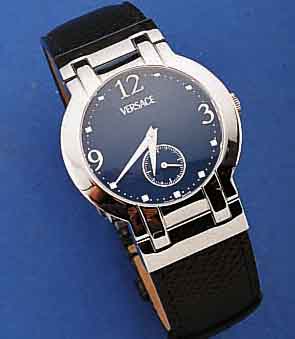 VERSACE DESIGNERHERRENARMBANDUHR, SCHWEIZ 1999, EDELST. POL., BEWEGL. BANDANST., LEDERB. , UNSICHTB. EDELST.-FALTSCHL., BOMB. SAPHIRGL. , ...