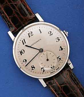 LONGINES HERRENARMBANDUHR, SCHWEIZ UM 1946, EDELST., BODEN U. GLASR. GEDR., BLATT REST. (L. FL.), GEH. PERF. REST., RUNDANKERW., 15 ST ...