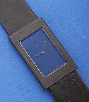 VENTURA DESIGNERHERRENARMBANDUHR VON FLEMMING BO HANSEN, SCHWEIZ UM 1998, ULTRAFLACH, EDELST. SCHW. MATT., SAPHIRFLACHGL., LEDERB., NEUTR. ...