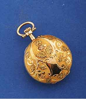 C. CRETTIEZ DAMENTASCHEN-/ANHÄNGEUHR, SCHWEIZ UM 1904, GG 750/000, PERF. EMAILBL. M. GOLDPIQUEARBEIT, STUNDENZEICHEN KARTUSCHEN- FÖRMIG UMRANDET, ...