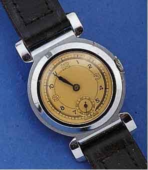 ARMBANDUHR, ART-DECO, SCHWEIZ UM 1938, METALL VERCHR., BEWEGL. BANDANST., BOD. U. GLASRAND AUFGEDR., 2-FARB. VERSILB. BL., GEBL. STAHLZEIGER, 15 ...