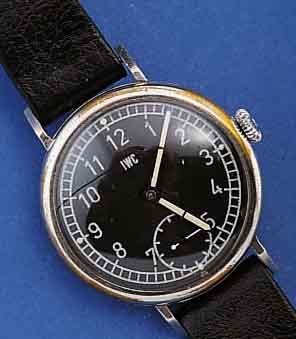 MILITÄR-HERRENARMBANDUHR, UM 1945, METALL, HART VERCHR., BOD. U. GLASRAND AUFGEDR., SCHW. KONTRASTZIFFERBL. BEZ. IWC, EINGES. TASCHEN- UHRWERK IN ...