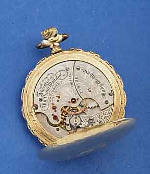 WALTHAM KLEINE TASCHENUHR, SAVONETTE, USA UM 1896, METALL, STARKE RG-AUFLAGE, BLÜTENDEKOR BER., RAND GEWELLT, 2-TEIL. EMAILBL. SIGN., ...