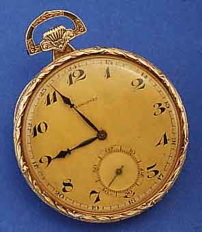 LONGINES HERRENTASCHENUHR, OFFEN, SCHWEIZ UM 1927, GG 585/000, RÄNDER IM LORBEERDEKOR RE- LIEF., BOD. STREIFENDEKOR, GEH.-INNENRAND GE- RÄNDELT, ...
