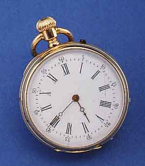 DAMENTASCHEN-/ANHÄNGEUHR, SCHWEIZ UM 1890, 14 CT. GG, BOD. SYMMETR. GUILL., AUßEN LEICHT DELLIG/BER., PERF. EMAILBL., ORIG. ZEIGER, GOLDCUV., ...