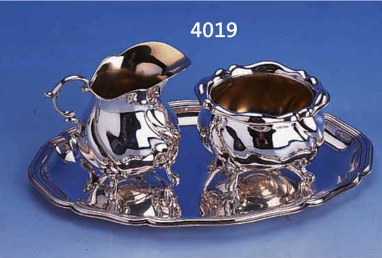 SAHNEGIEßER UND ZUCKERDOSE AUF TABLETT, 830ER SILBER, INNENVERGOLDET, WILKENS BREMEN, CA. 275 G