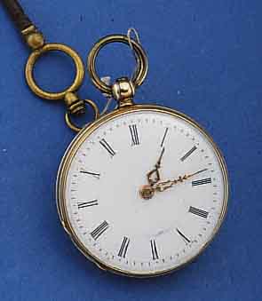 KONVOLUT: 2 DAMENTASCHENUHREN, SCHWEIZ UM 1880, BEIDE SCHLÜSSELAUFZUG, BEIDE SCHLÜSSEL ANBEI, 1X 18 CT. GG, AUF BOD. GEBÄUDEGRAV., EMAILBL. ...