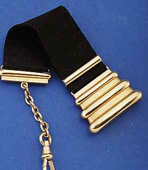 KONVOLUT:2 RIPSBANDCHATELAINS, 1X SILBER (800), RÜCKSEITIG M. WIDMUNG 1925, WOHL SCHLA- GENDE VERBINDUNG, 1X GG 585/000 MONTUREN, UM 1920