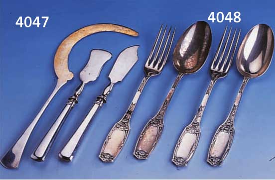 EISSICHEL, KÄSE- UND BUTTERMESSER, MODELL ZUSAMMENPASSEND, EISSICHEL GEBR.- TEIL VERGOLDET, BERIEBEN, MESSERGRIFFE GE- FÜLLT, ZUS. CA. 215 G, ...