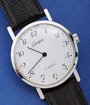 GLASHÜTTE HERRENARMBANDUHR, DEUTSCHLAND UM 1984, METALL HART VERCHR., EDELST.-BOD. AUFGE- DR., EMAILFARB. KONTRASTZIFFERBL., FORMANKER- WERK, KAL. ...
