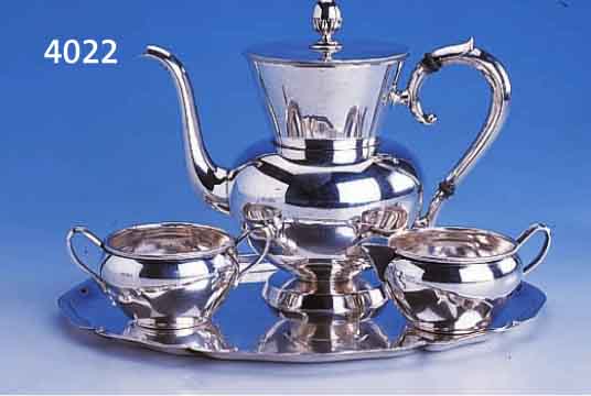 SILBERSERVICE, 830ER SILBER, WOHL NORD., 50ER JAHRE, BESTEHEND AUS KANNE ( H. CA. 18 CM) SEITL. SCHARNIER, DÄMMRING; MILCHKÄNNCHEN (H. CA. 4.5 ...