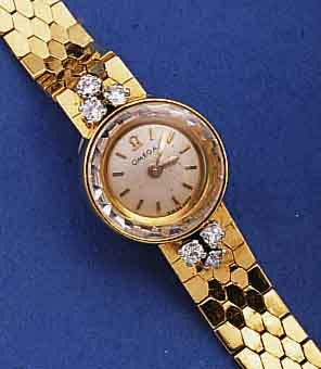 OMEGA DAMENSCHMUCKUHR, SCHWEIZ UM 1960, GG 750/000 GEH. INCL. GG-WABENGLEIDERBD., AN BANDANS. JEWEILS 3 IN WG GEF. DIAMANTEN, SAPHIRGL. M. ...