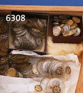 KONVOLUT: CA. 300 MINERALUHRENGLÄSER, UNSORT. GRÖßEN VON CA. 140 BIS CA. 425, TEILW. LEICHTE FEHLER, MEIST VOLL VERWENDB., MEIST. RÜCKS. ...