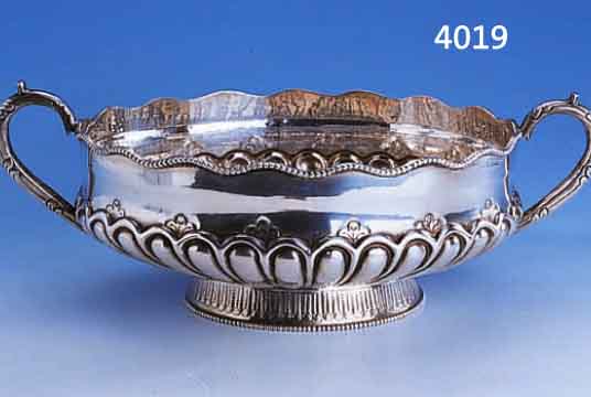 ANBIETSCHALE, 925ER SILBER, STANDRING, ABSTRAKT VERZIERT, PERLLEISTEN- VERZIERUNG, 2 GRIFFE, 15 X 37 X 23.5 CM, CA. 1085 G